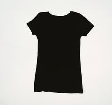 Load image into Gallery viewer, Zuur V-Neck Curvey Black Shirt
